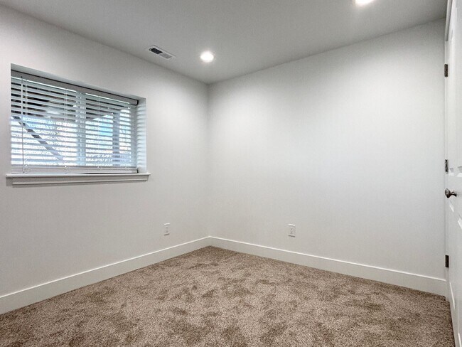 Building Photo - Beautiful Sandy Remodel Near Union Park!