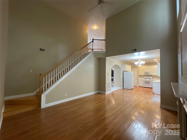 Building Photo - 1928 Dearmon Dr