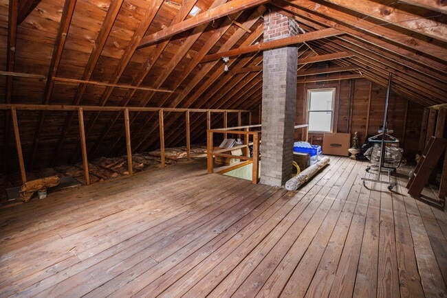 Building Photo - Beautifully updated two bedroom home in We...