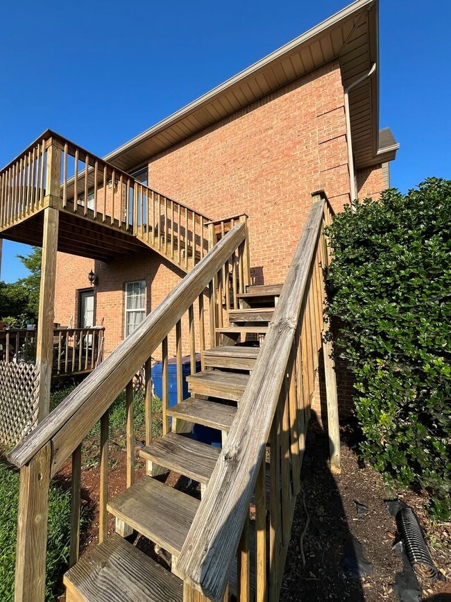 Building Photo - 1611 Meadow Spring Dr