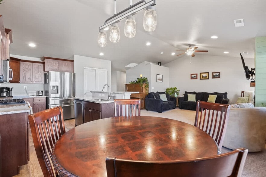 Building Photo - 218 Cliff Swallow Ave