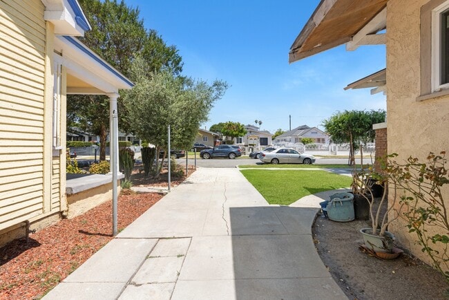 Building Photo - Updated 2BR Duplex in Angeles Mesa – Solar...