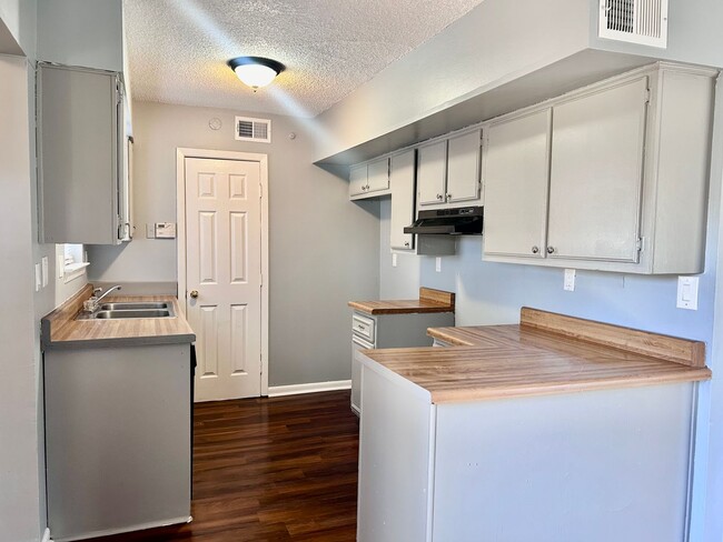 Building Photo - Newly Renovated Townhouse in Oakhaven