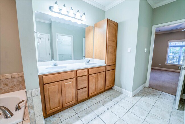 Building Photo - West Hills House 3BR/ 2.5BA, 2 Car garage, primary bedroom on main level