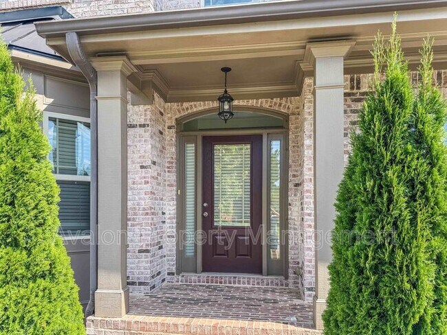 Building Photo - 2435 Manor View