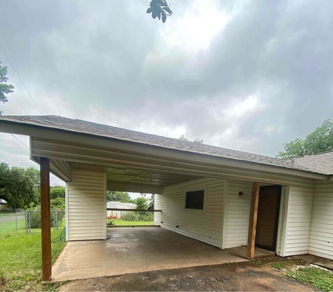 Building Photo - 301 1st St