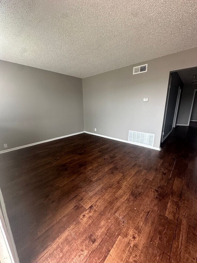 Building Photo - Brookview Duplex 6917