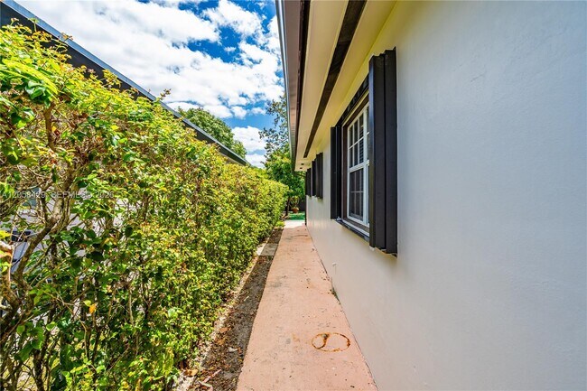 Building Photo - 2309 SW 62nd Ave