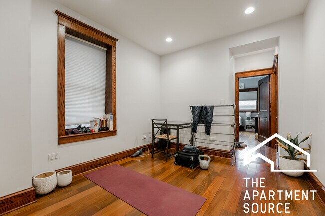 Building Photo - 1019 W Oakdale Ave