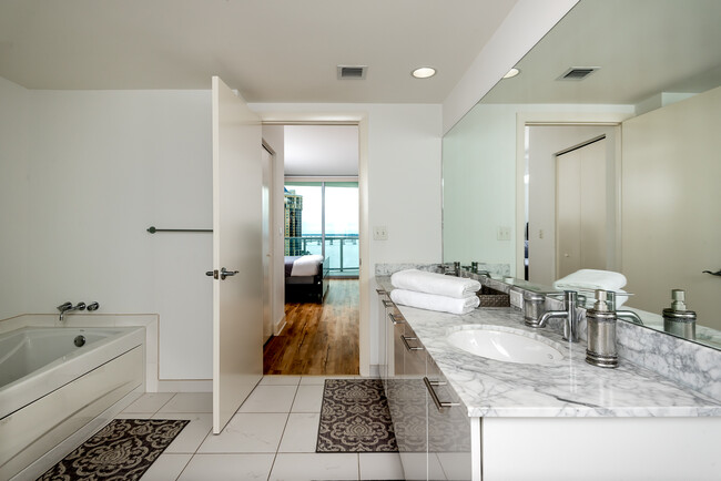 Master ensuite bathroom - 2825 Palm Beach Blvd