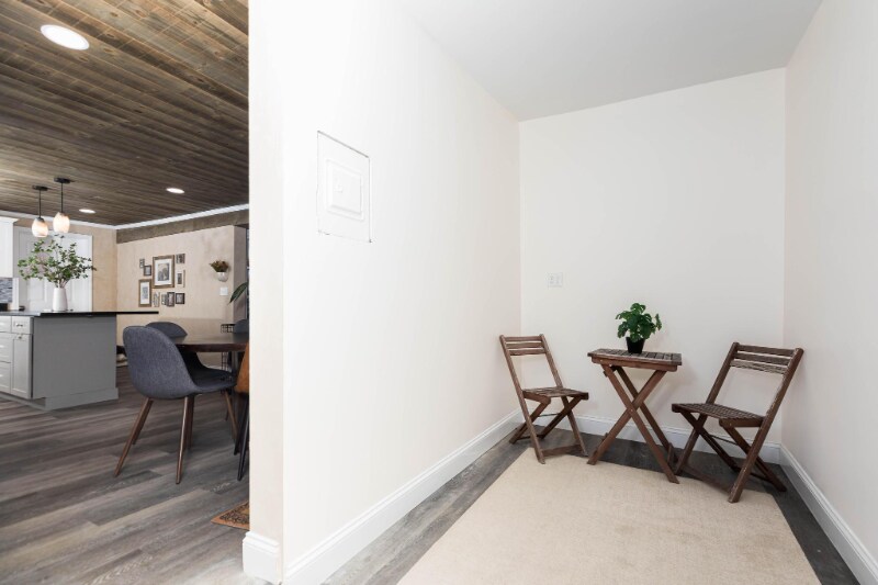 Building Photo - 730 Mammoth Rd