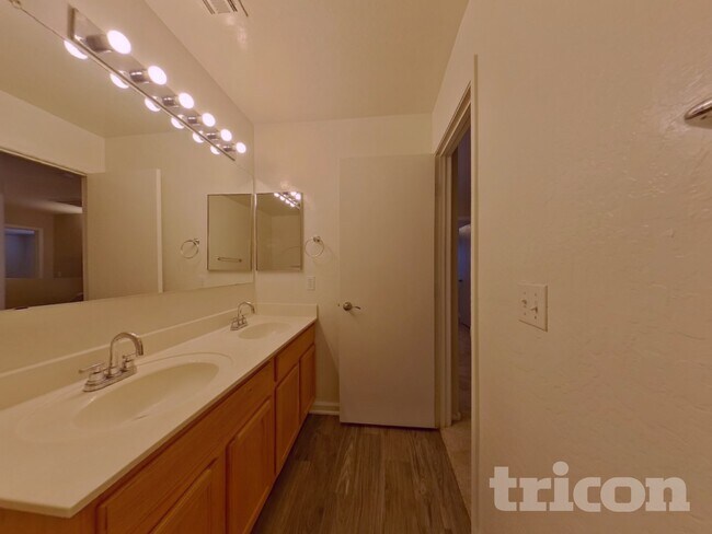 Building Photo - 2098 E Haflinger Way