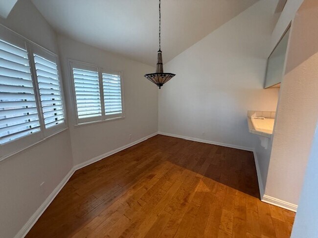 Building Photo - Beautiful Townhome in the Heart of Pleasanton
