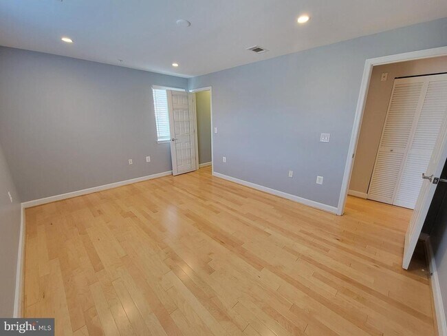 Building Photo - 4151 S Four Mile Run Dr