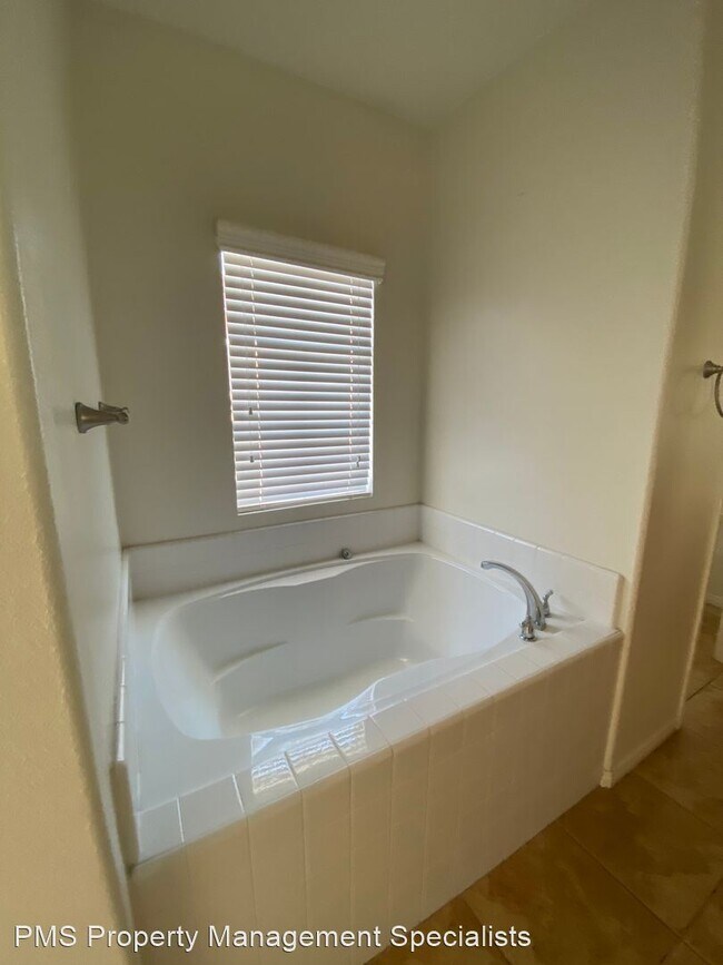 Building Photo - 3 br, 3 bath House - 4153 Laredo Ln #C
