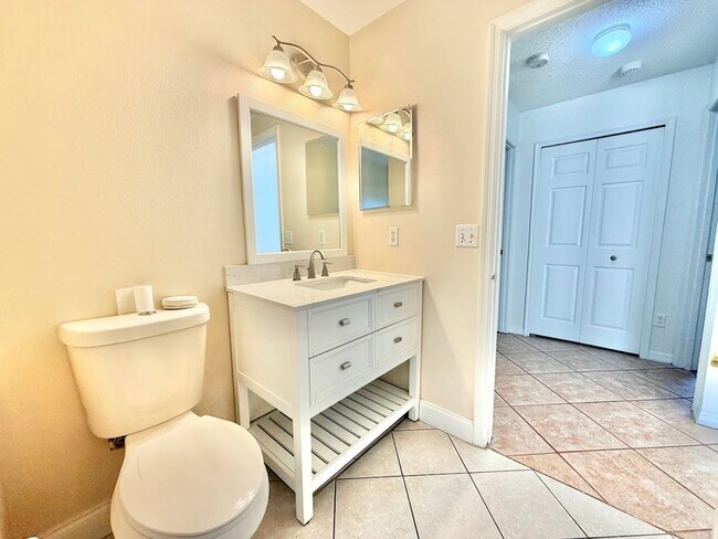 Building Photo - Large and Spacious 4/2 in Ideal Location!