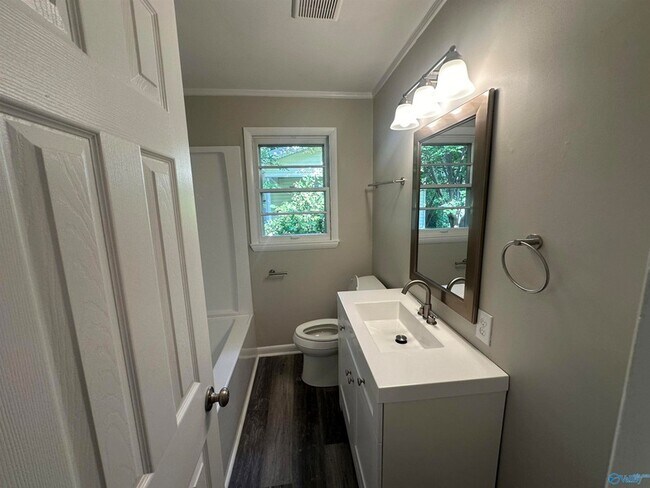 Building Photo - 2007 College St SE