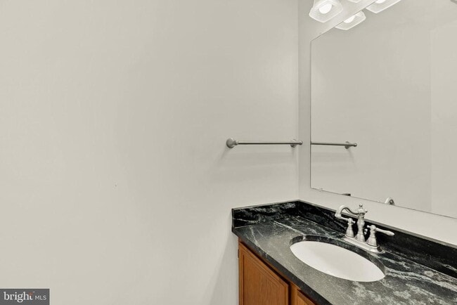 Building Photo - 1249 Quaker Hill Dr