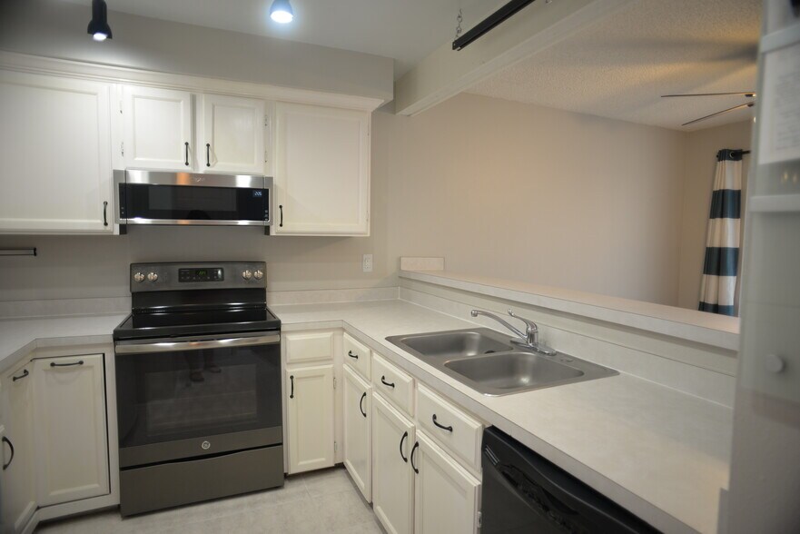 Building Photo - 2862 W Long Dr
