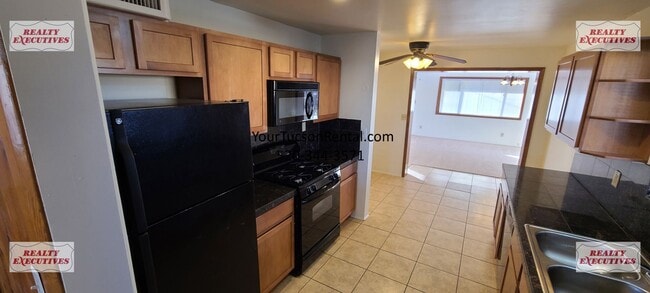 Building Photo - Grant & Silverbell Rd 3/1.5 with A/C $500 Security Deposit