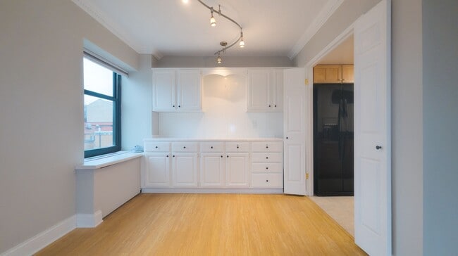 Building Photo - **CONCESSION IS APPLIED ON THE LAST MONTH OF A 12 MONTH LEASE**