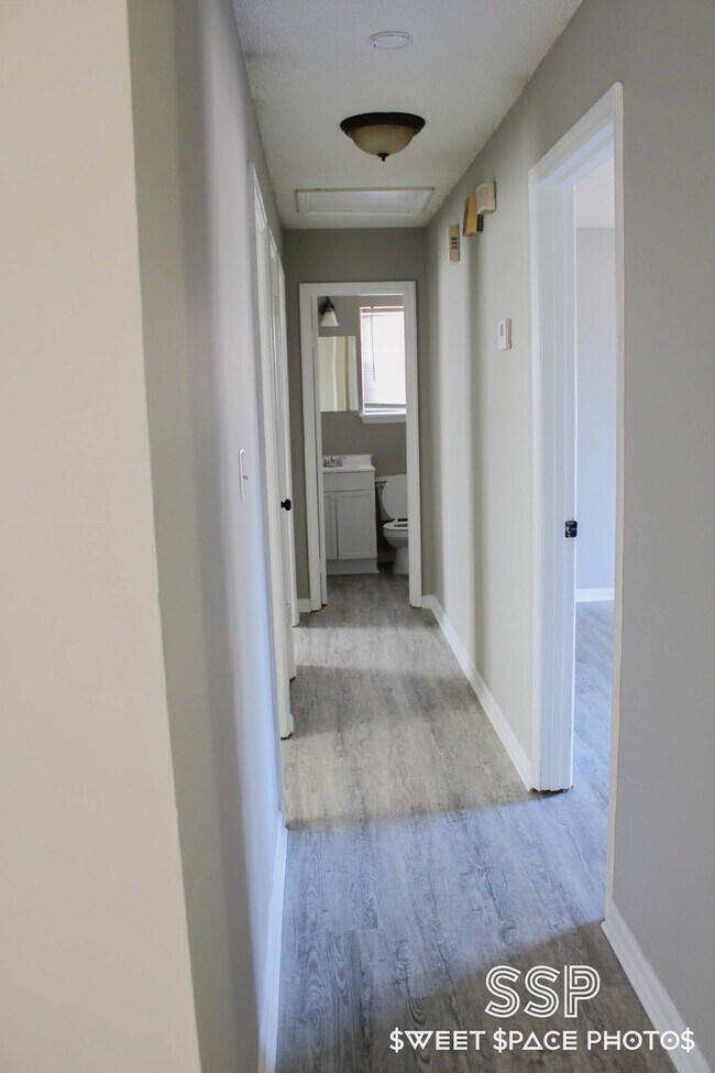 Building Photo - Travis