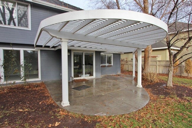 Building Photo - Elegant Home in Hobble Creek!