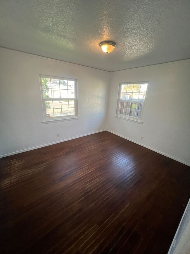 Building Photo - Spacious 2-Bedroom Home with Private Yard,...