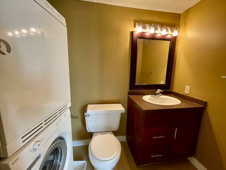 Building Photo - 600 E 8th St