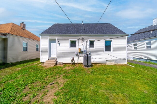 Building Photo - 870 S Waverly St