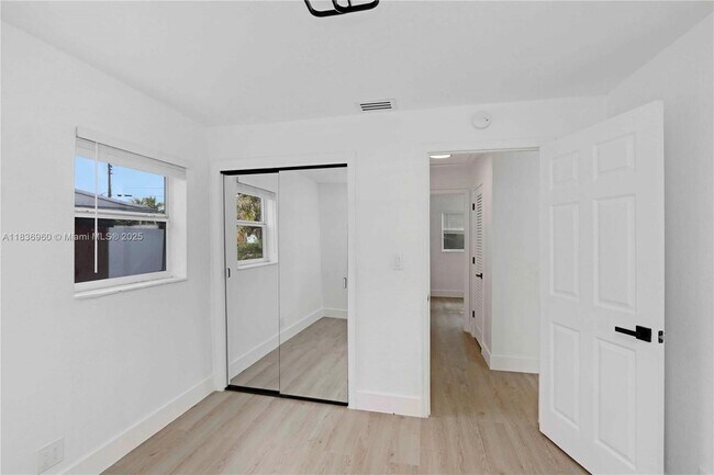 Building Photo - 610 NW 38th Ct