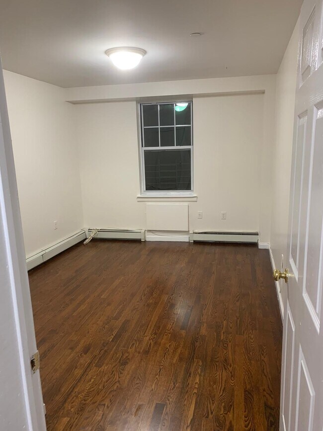 bedroom that can fit queen bed with dresser and desk - 189A W Kingsbridge Rd