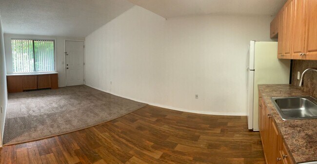 Building Photo - Spacious 1/1 in a great Tamarac location! ...