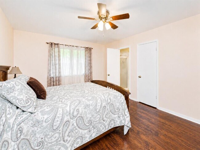Building Photo - 2217 Parkside Dr