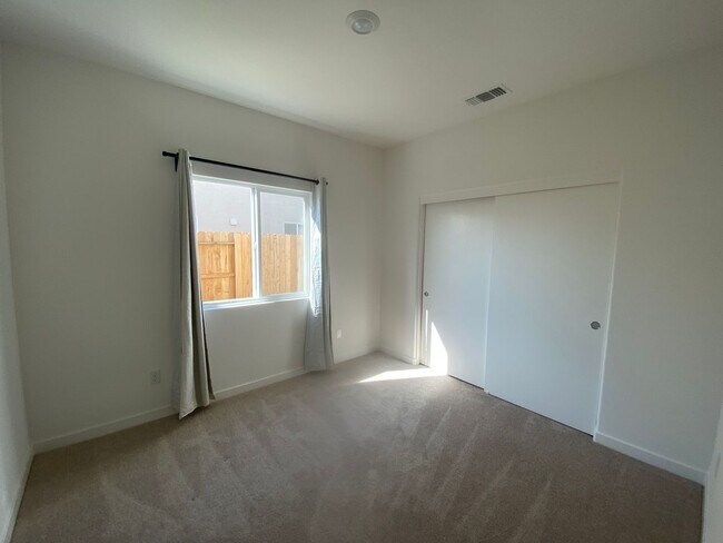 Building Photo - Like Brand New 3 Bed 2 Bath Home FOR RENT!