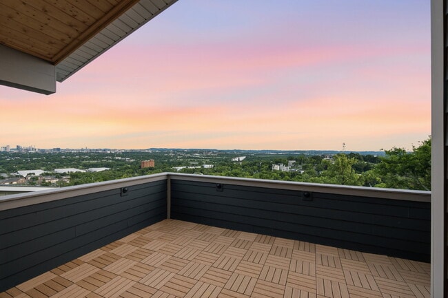 Building Photo - "Spacious 4-Bed, 4.5 bath, AMAZING views, fenced in yard