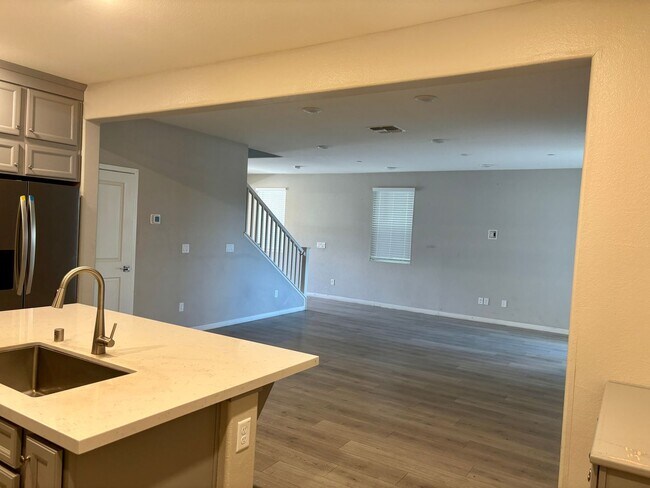 Building Photo - 3180 Edgeview Dr