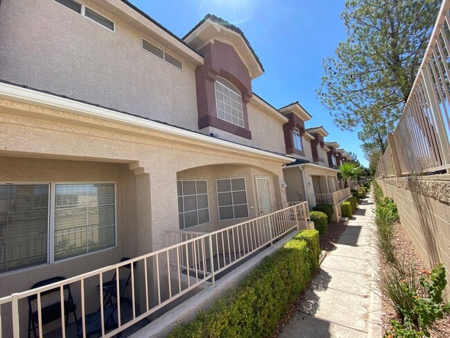 Building Photo - Charming 2 Bed/3Bath/2 Car Garage, Townhom...