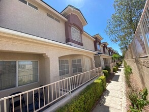 Building Photo - Charming 2 Bed/3Bath/2 Car Garage, Townhome nestled in this beautiful Summerlin North Gated Commu...
