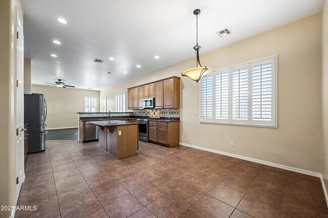 Building Photo - 2407 E Iris Dr