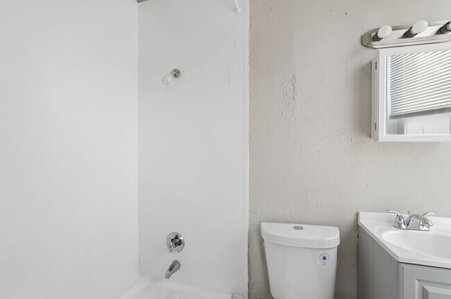 Building Photo - Your Hudson Home Awaits – 2 Bedrooms, Free Application, Pet Friendly