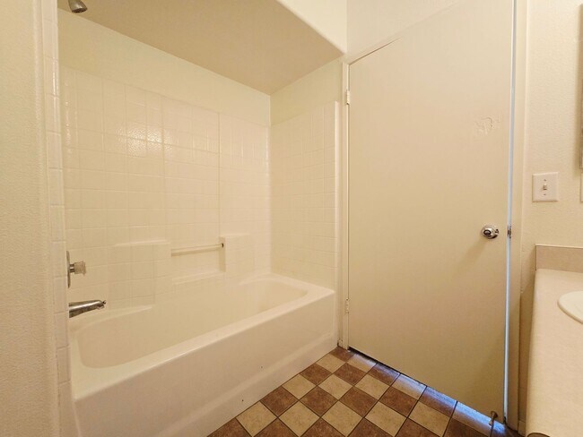 Building Photo - BEAUTIFUL 2 BEDROOM / 2 BATH LOWER LEVEL C...