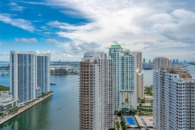 Building Photo - 495 Brickell Ave