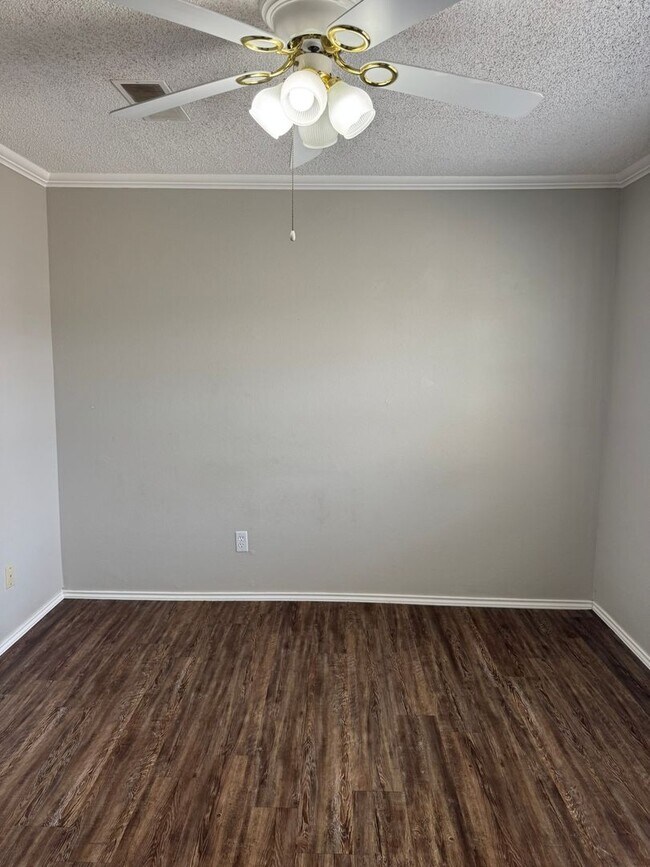 Building Photo - Charming 3 Bedroom Home - Available Septem...