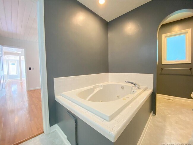 Building Photo - 462 Crown Point