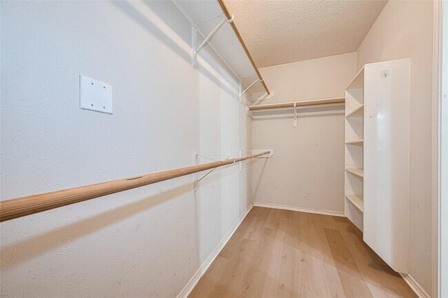 Building Photo - 11030 KNOBBLEY Oak Ct