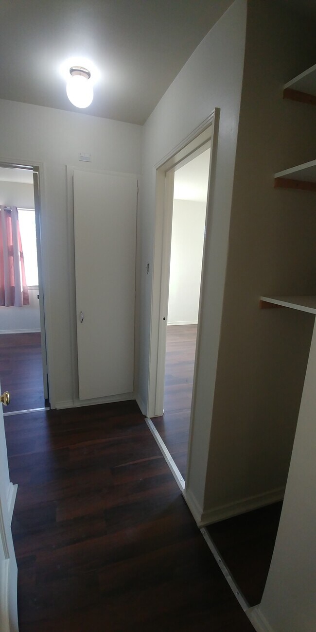 Hallway, linen closet, storage alcove - 418 E Freeland St
