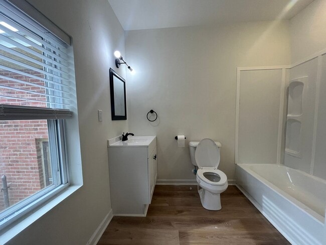 Building Photo - Newly Remodeled!