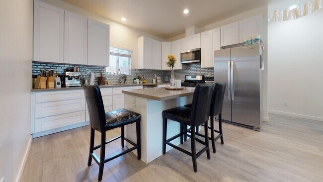 Building Photo - 5126 Ewing St