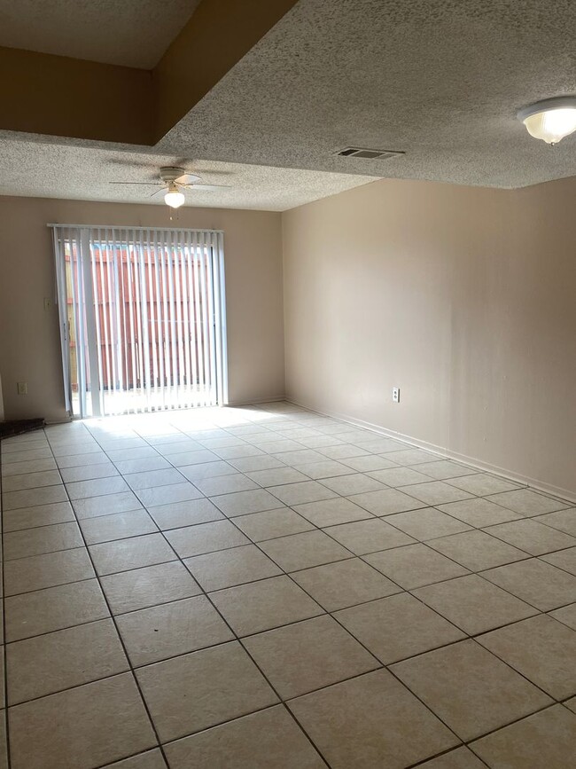 Building Photo - 2 bedroom 2 bath town home in a gated comm...